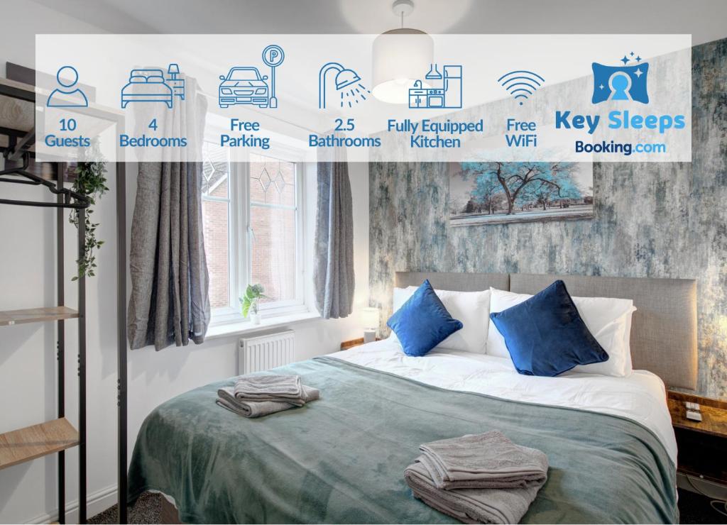 Un dormitorio con una cama con almohadas azules. en 20% Off 4 Bed Home with Driveway and Garden, en Preston