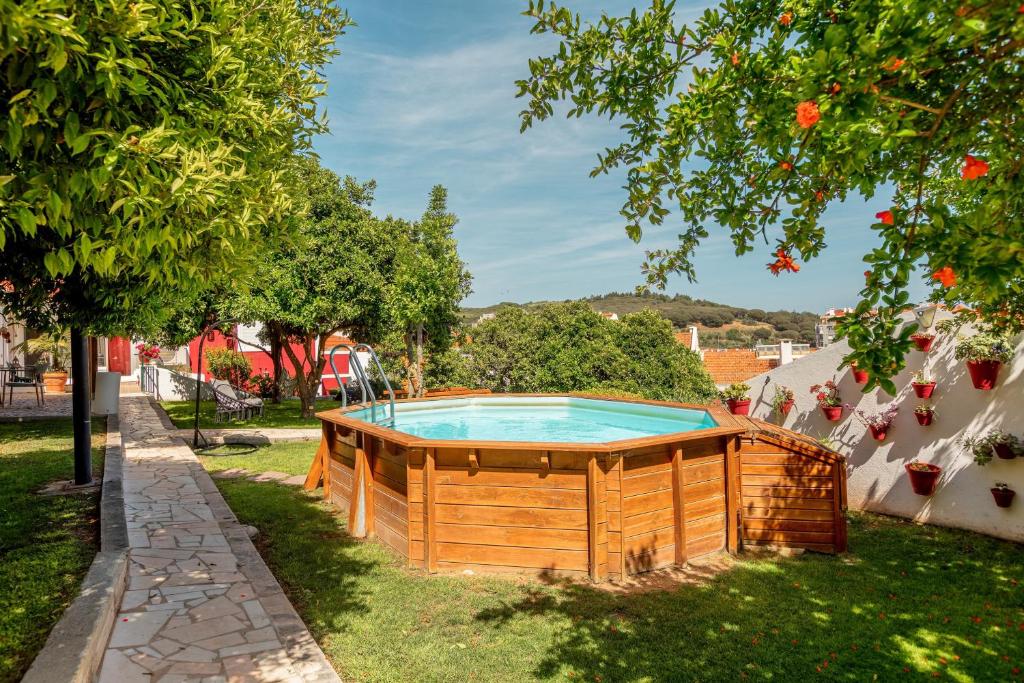 - une piscine dans une cour arborée dans l'établissement Algés Village Casa 4 by Lisbon-Coast vacation, à Algés