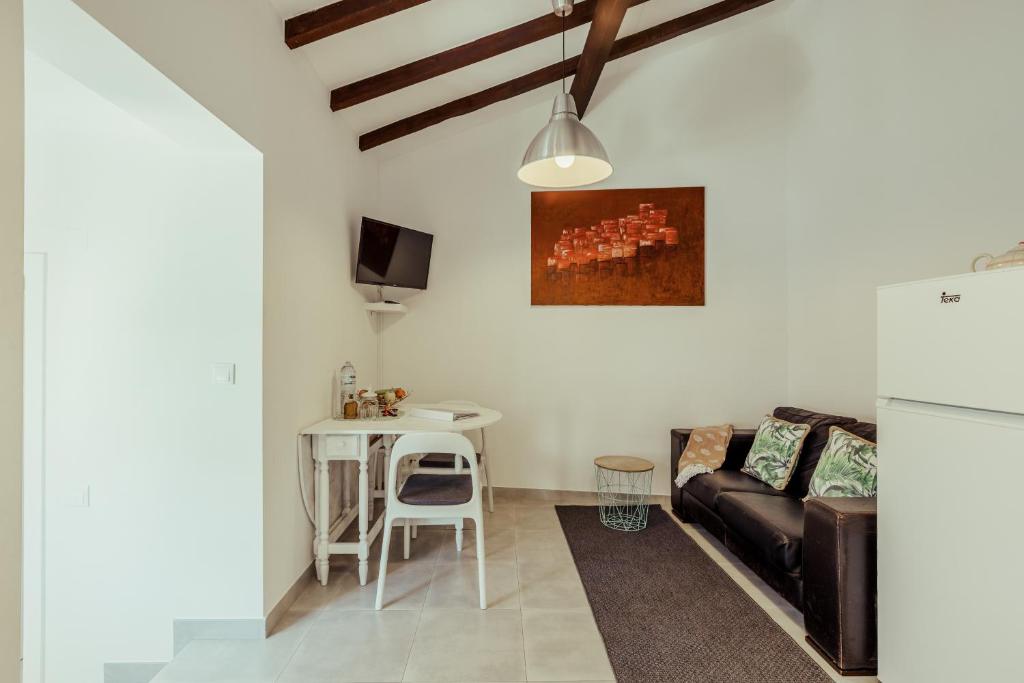 TV a/nebo společenská místnost v ubytování Algés Village Casa 4 by Lisbon-Coast vacation