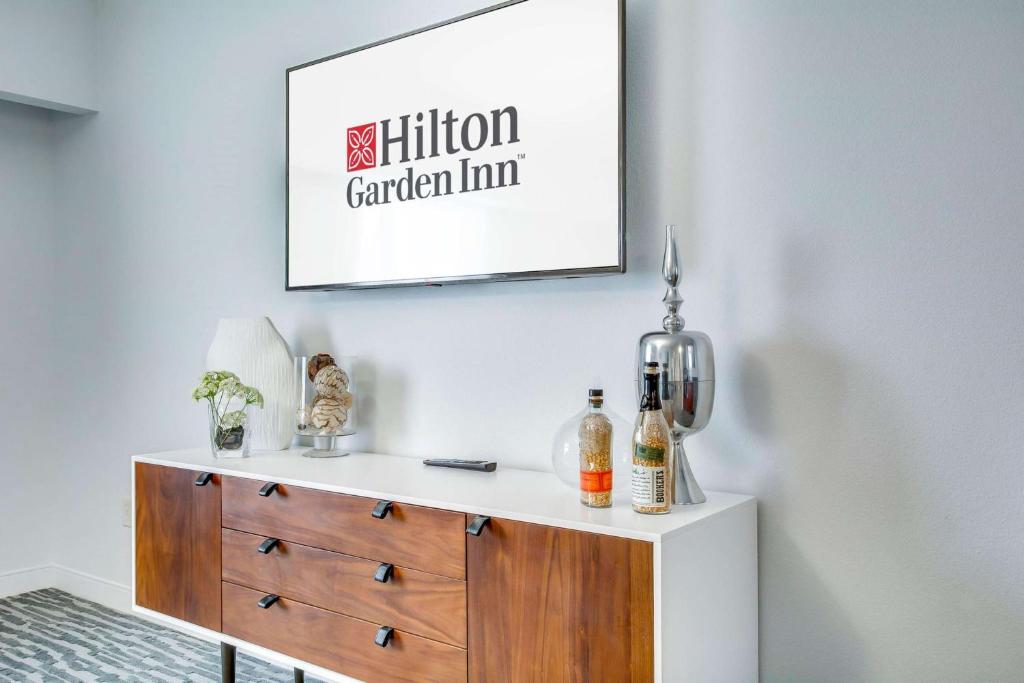 Hilton Garden Inn Louisville-Northeast - Executive King Suite