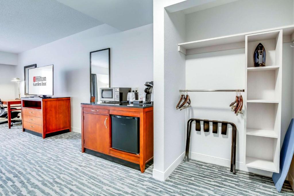 Hilton Garden Inn Louisville-Northeast - King Room Met Bad - Mobiliteit En Gehoortoegang