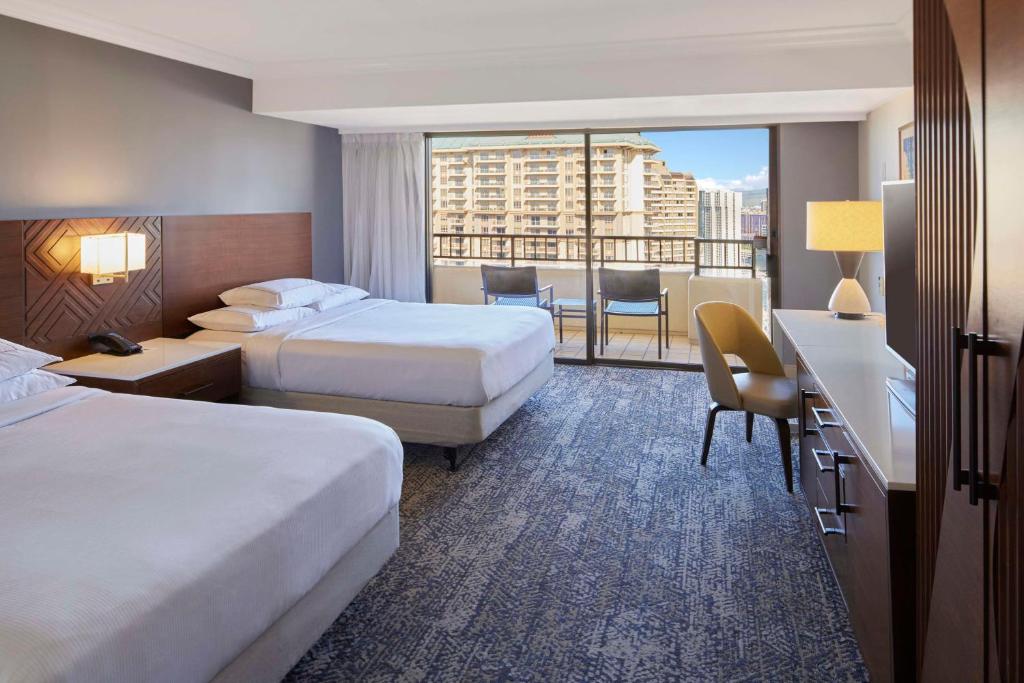 Hilton Hawaiian Village Waikiki Beach Resort - Queen Room With Roll-In Shower And Tapa Resort View - Mobility Accessible