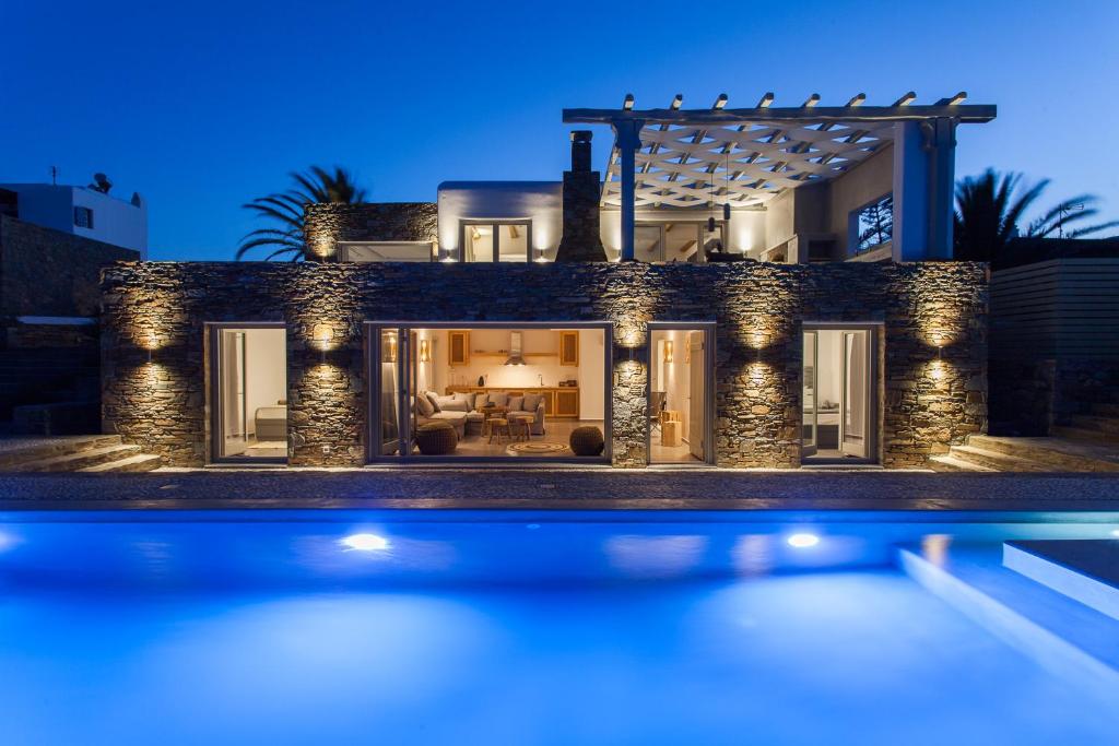 カラファティスにあるMyconian Platinum Villasの夜間のプール付きの家