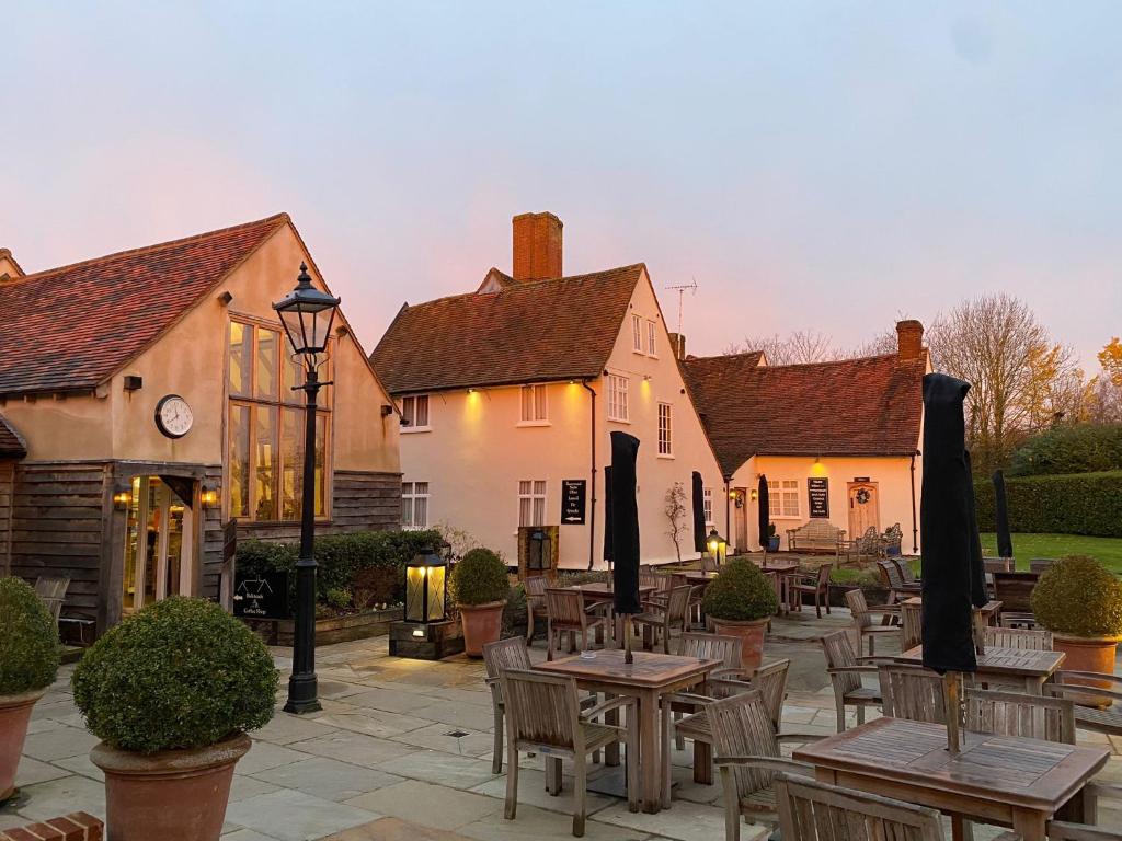 eine Terrasse mit Tischen und Stühlen vor einem Gebäude in der Unterkunft Channels Hotel in Chelmsford