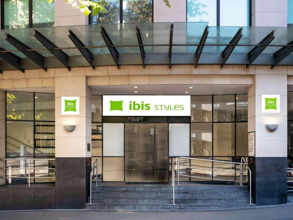 雪梨的住宿－ibis Styles Sydney Central，前面有条纹标志的建筑