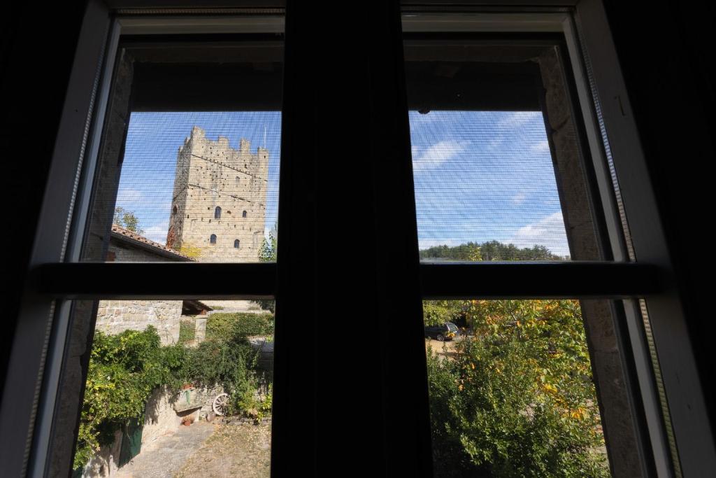 Blick auf eine Burg aus dem Fenster in der Unterkunft Borgo di Porciano Casa Maggiolino in Stia