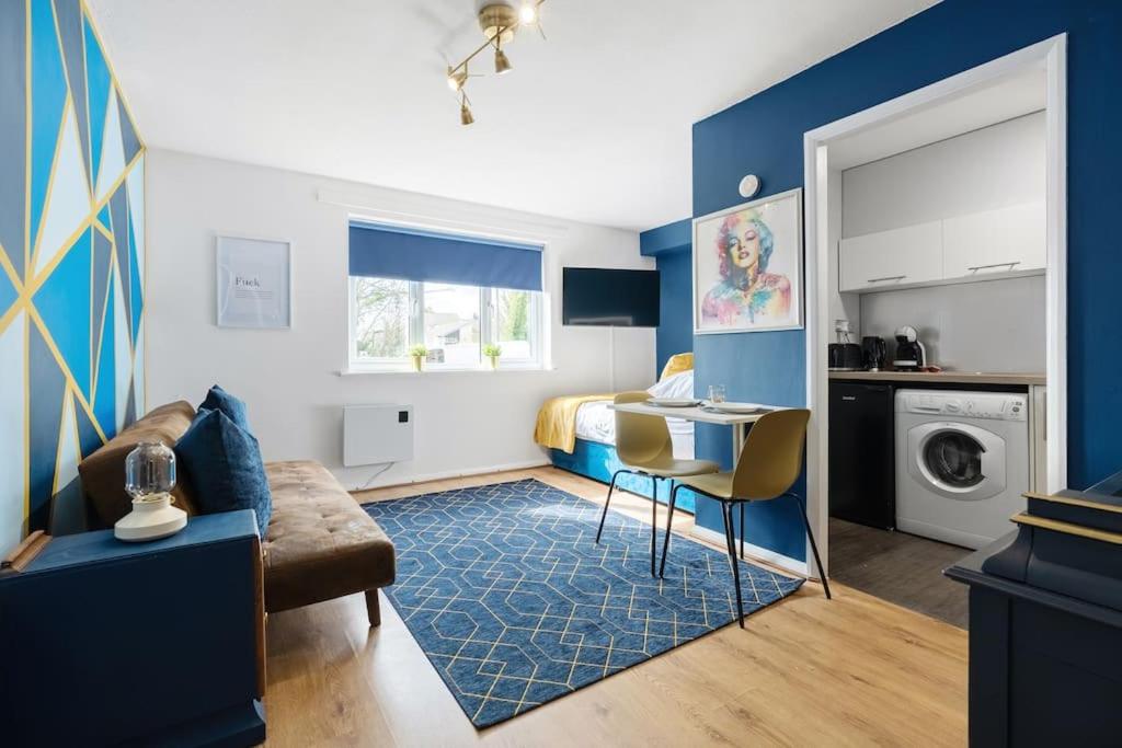 Khu vực ghế ngồi tại Studio Apartment in Central Maidstone