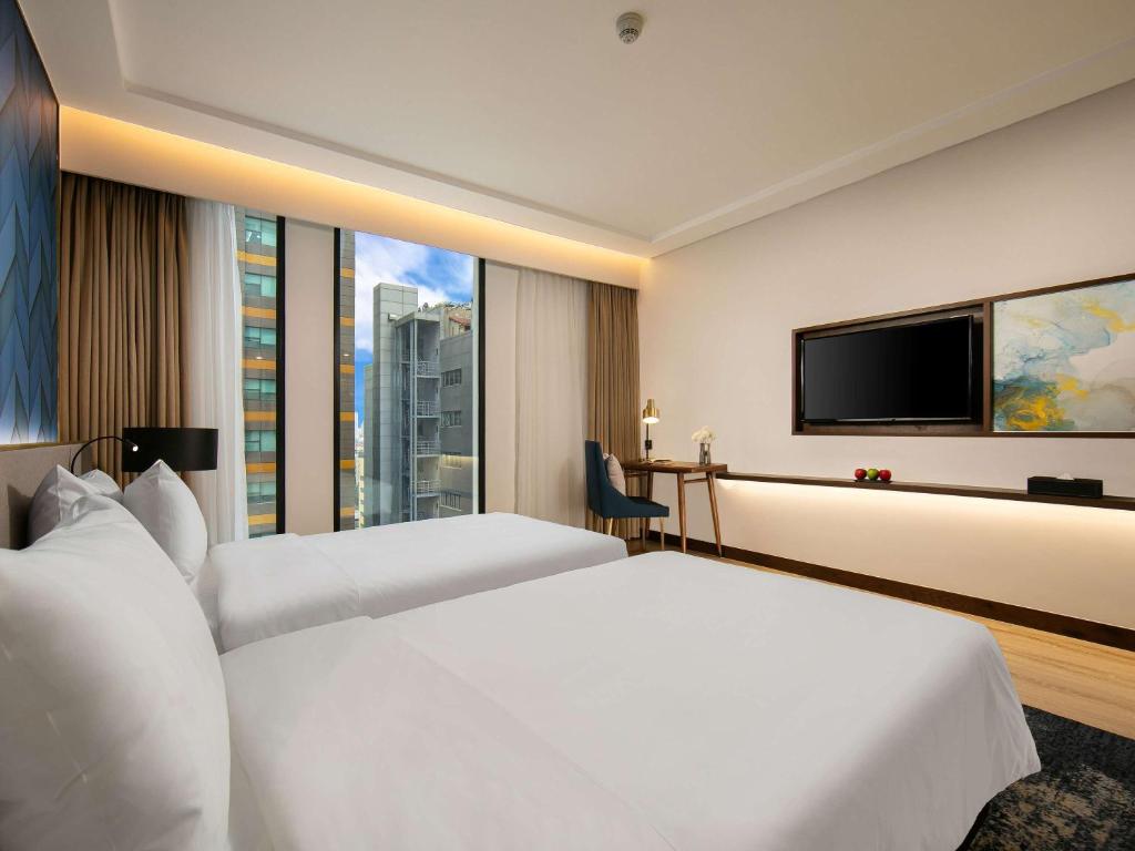 Postel nebo postele na pokoji v ubytování Mövenpick Living West Hanoi