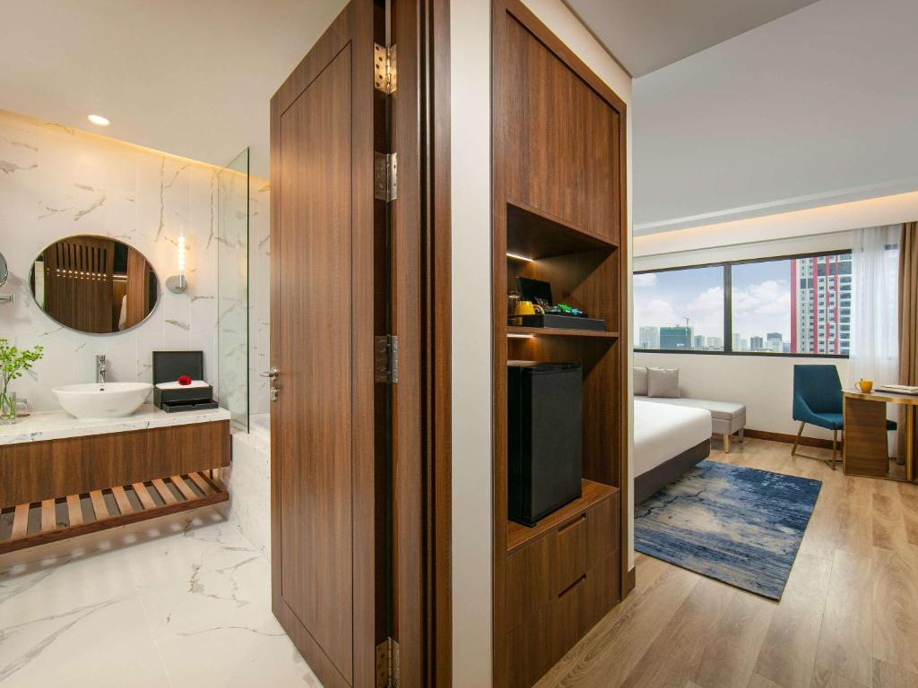 Postel nebo postele na pokoji v ubytování Mövenpick Living West Hanoi