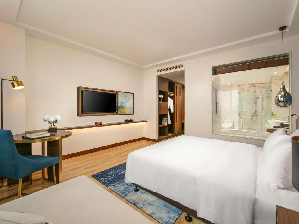 Postel nebo postele na pokoji v ubytování Mövenpick Living West Hanoi