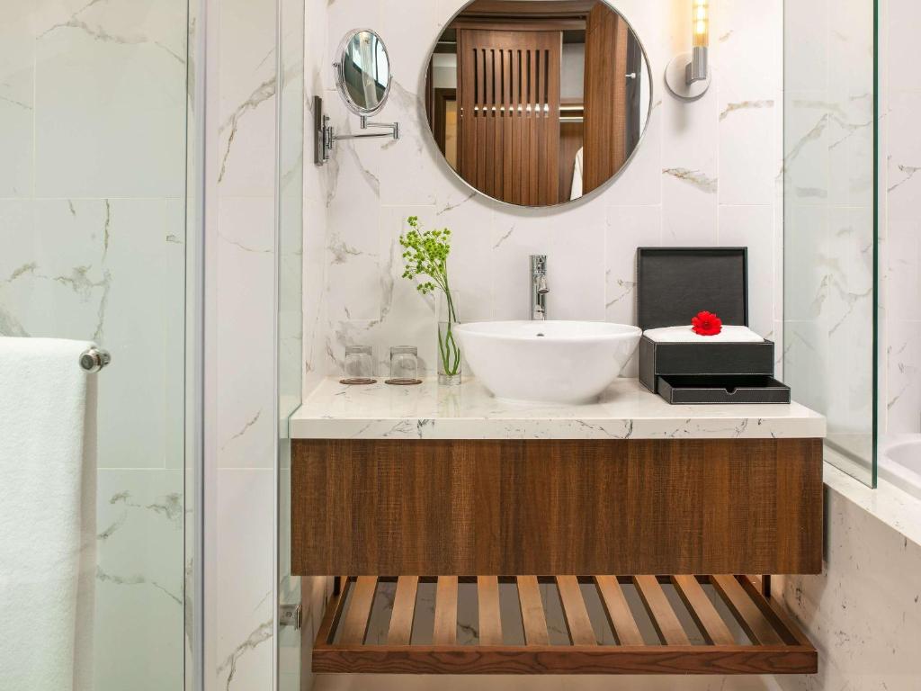 Koupelna v ubytování Mövenpick Living West Hanoi