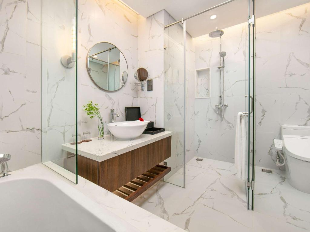 Koupelna v ubytování Mövenpick Living West Hanoi