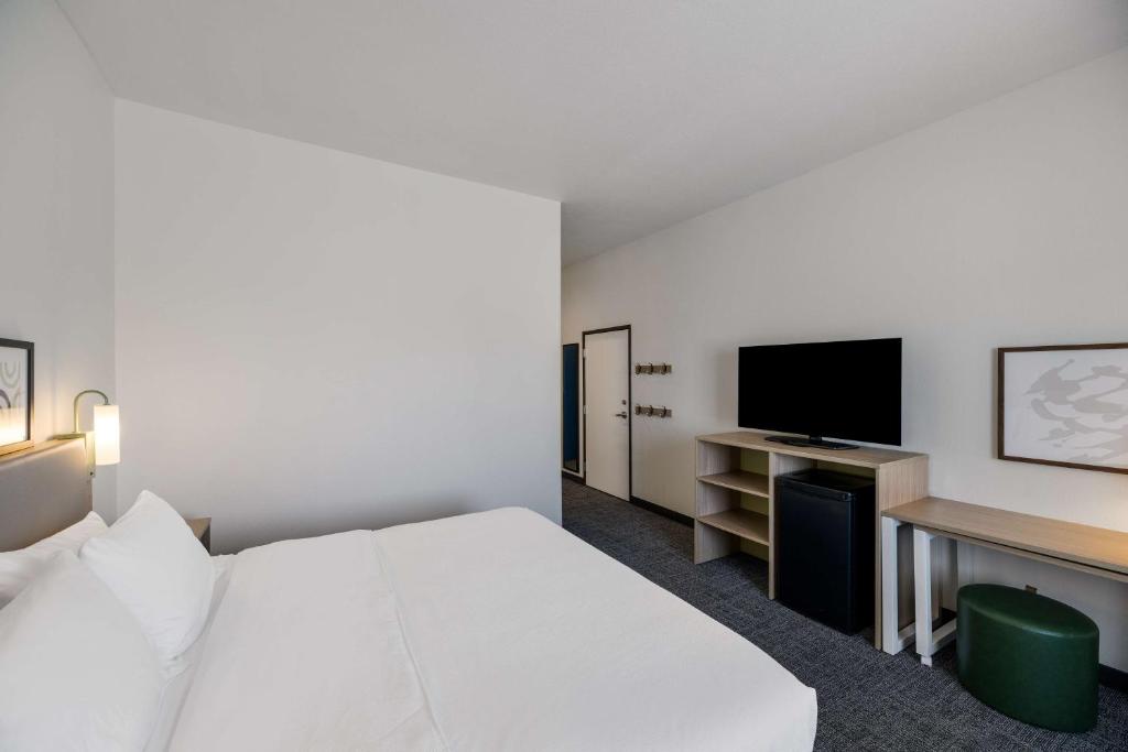 Postel nebo postele na pokoji v ubytování Spark by Hilton Midland South