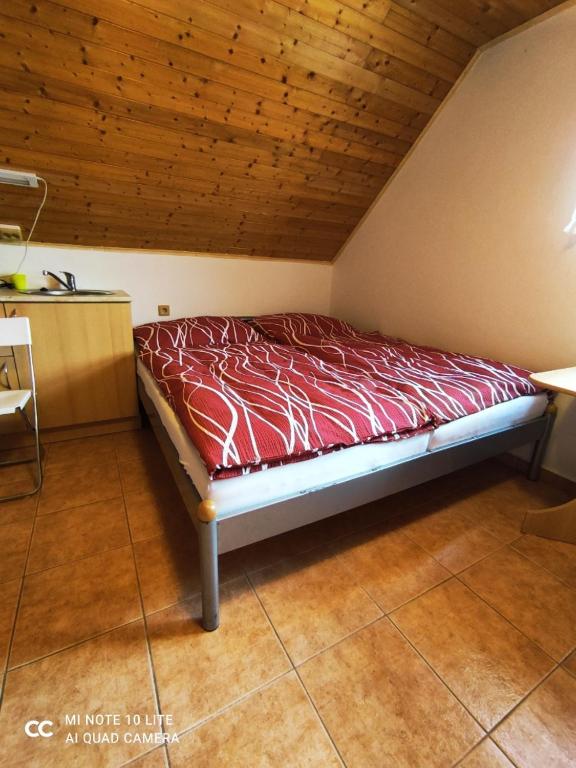 Voodi või voodid majutusasutuse Vinařství Ehrlich toas