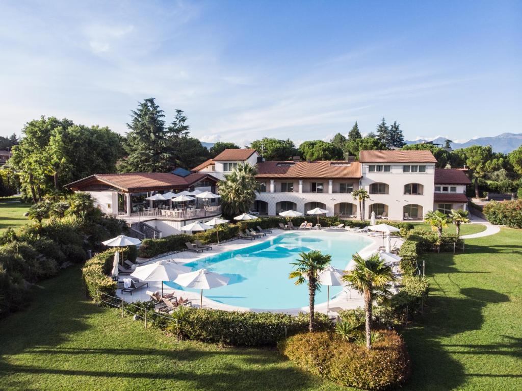 una vista aérea de un complejo con piscina en Monastero Resort & Spa - Garda Lake Collection, en Soiano del Lago