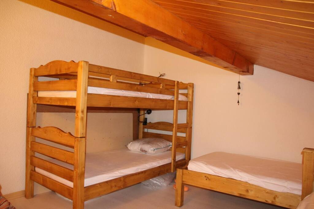 - deux lits superposés dans une chambre dans l'établissement Les Campanules - Demi-chalet au pied des pistes, à Saint-Gervais-les-Bains