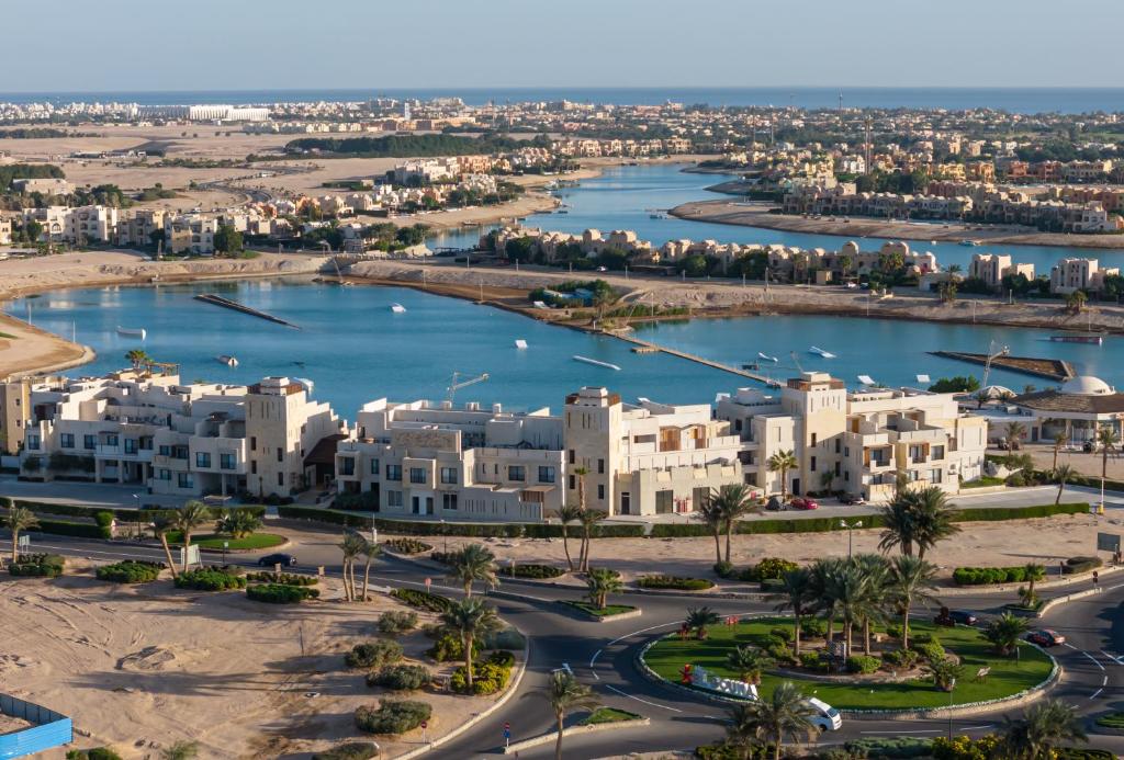 una vista aérea de una ciudad y un cuerpo de agua en Creek Hotel and Residences El Gouna en Hurghada