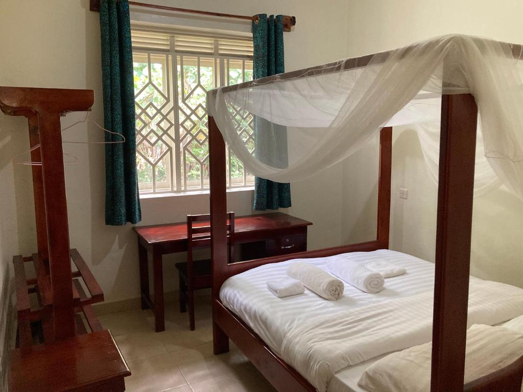 Postel nebo postele na pokoji v ubytování Bwindi Guest House
