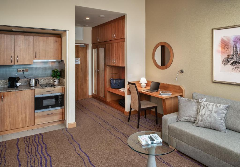 Crown Palace Apartments by Adrez - Resim 11