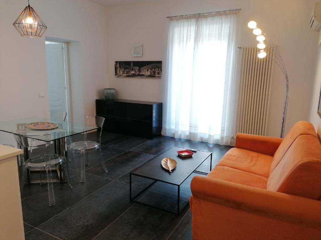 un soggiorno con divano arancione e tavolo di Le Stelle Dell'Esquilino a Roma