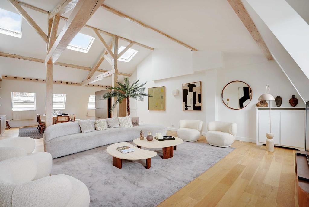 un salon avec un canapé et une table dans l'établissement Sumptuous Apartment - 4CH-8P - Champs Elyséees, à Paris