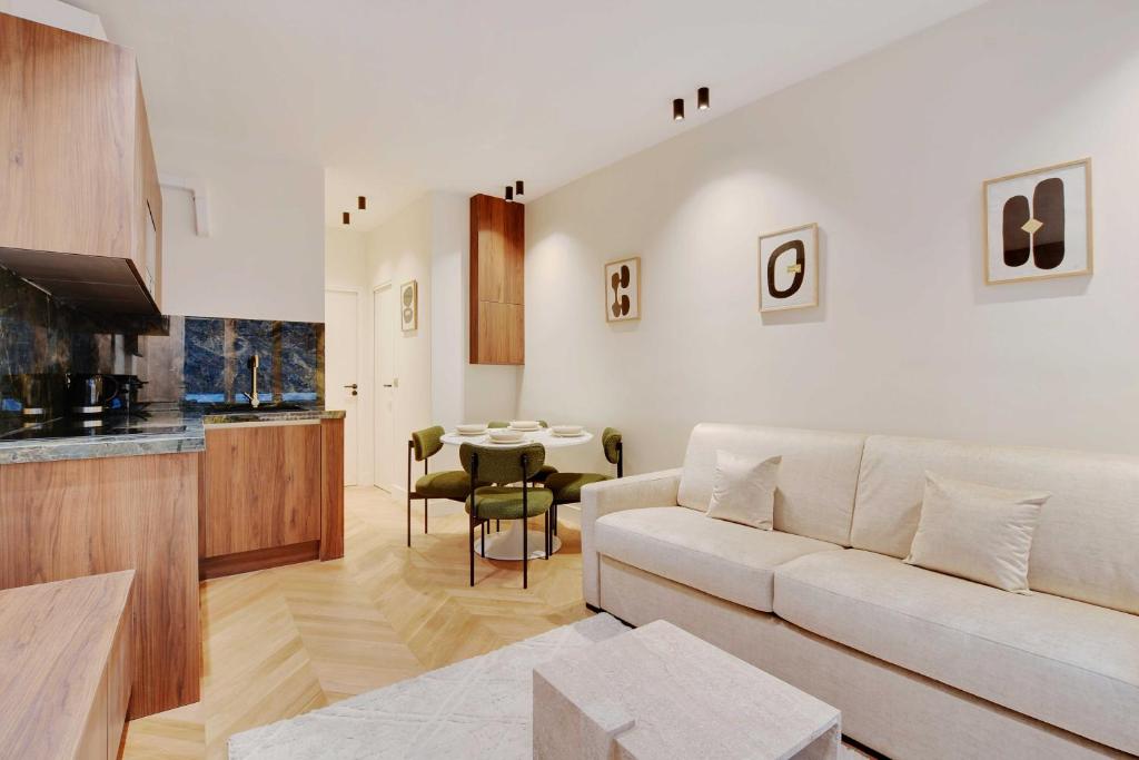 uma sala de estar com um sofá e uma mesa em Brand New Home in the Heart of Latin Quarter em Paris