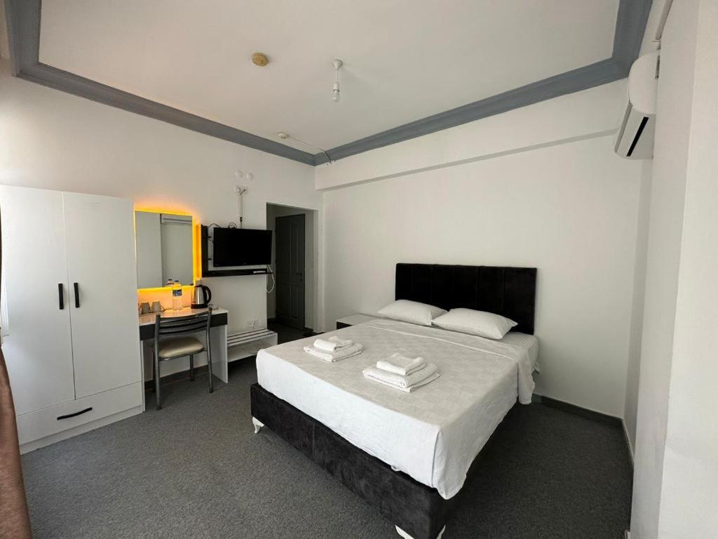 1 dormitorio con cama y escritorio. en Ezel Group, en Antalya
