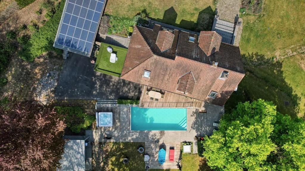 una vista aérea de una casa con piscina en Arthur's palace, en Heusden - Zolder