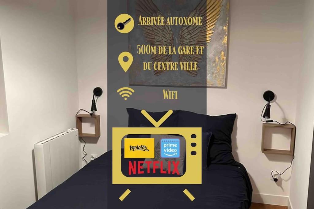 a room with a bed with a tv on it at F2 à 500 m centre ville et gare - 1er étage in Soissons