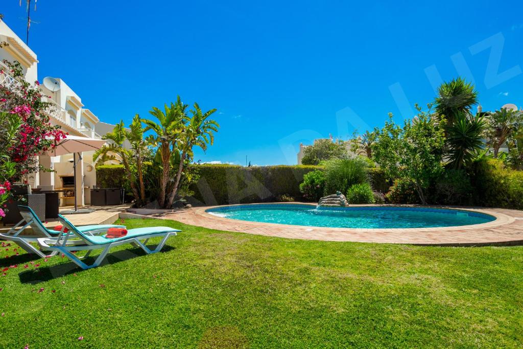 Bazén v ubytování Villa Serena da Luz nebo v jeho okolí