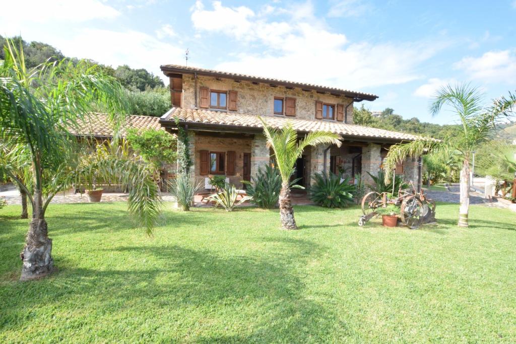 una casa con palmeras frente a un patio en Villa Il Caruso, en Montepaone