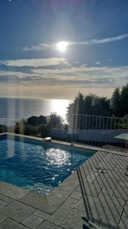 une piscine avec vue sur l'eau dans l'établissement Casa lunga, 8 pax, clim, vue mer, piscine, à Brando