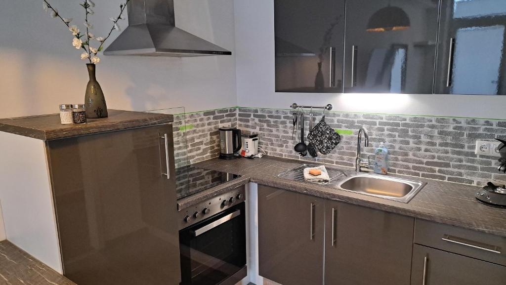 Ilmmünster的住宿－Black & White，厨房配有水槽和台面