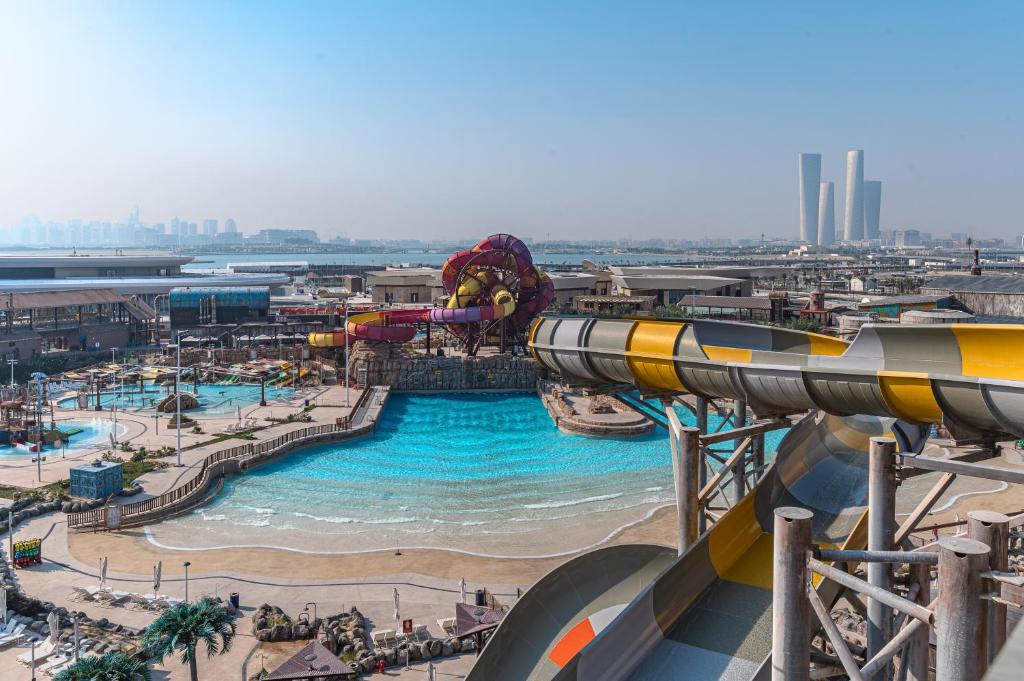 Bazén v ubytování Rixos Premium Qetaifan Island North nebo v jeho okolí