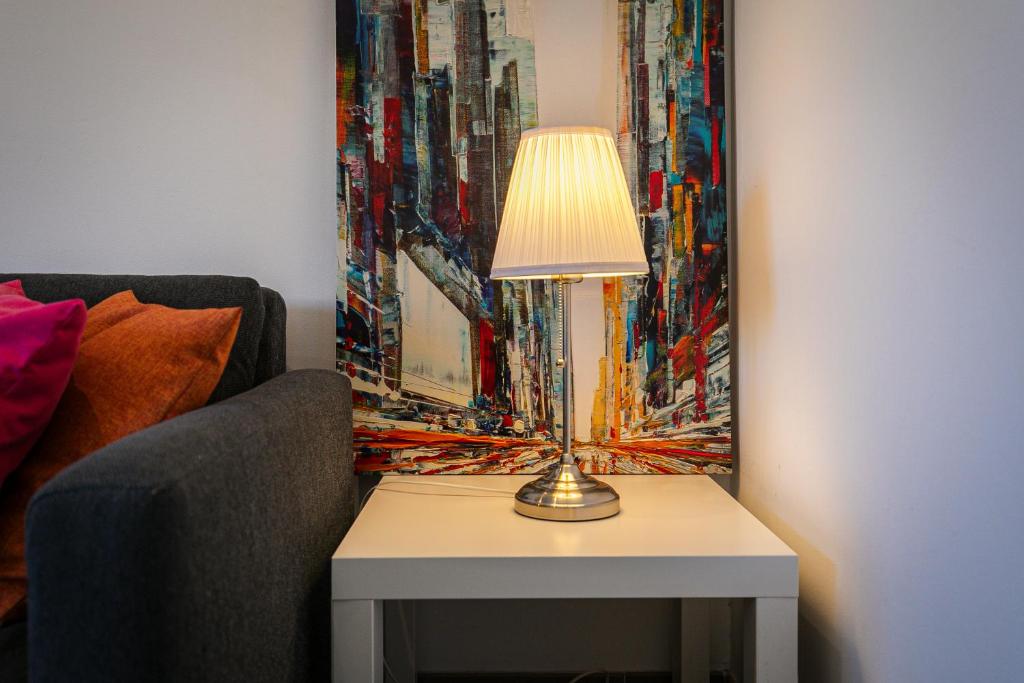 格拉纳达Piso Taracea的沙发边边边的台灯