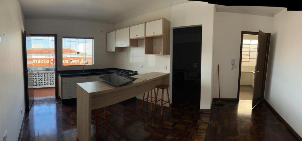 una cocina con encimera y fregadero. en Apartamento no Centro en Siqueira Campos