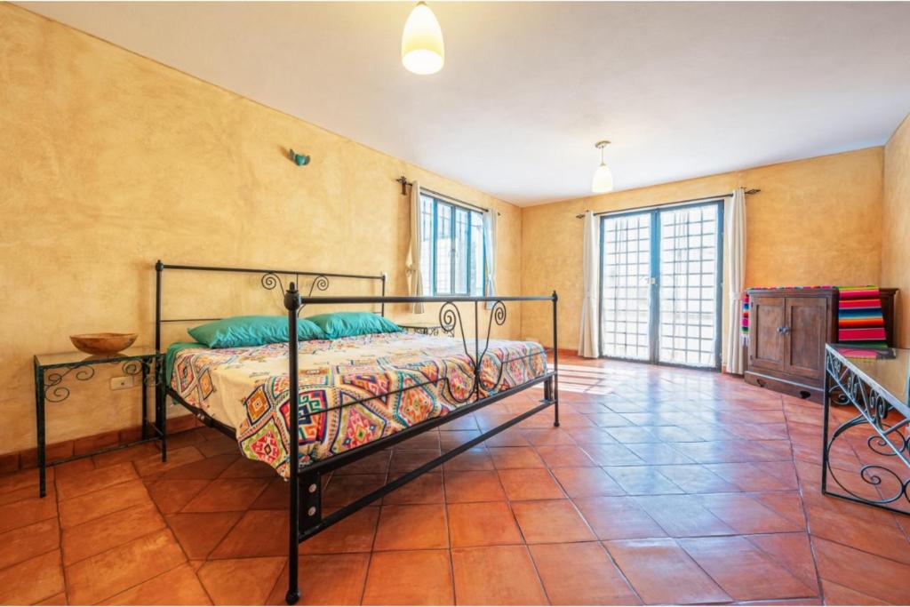 a bedroom with a bed in a room at OYO Whost San Miguel De Allende in San Miguel de Allende