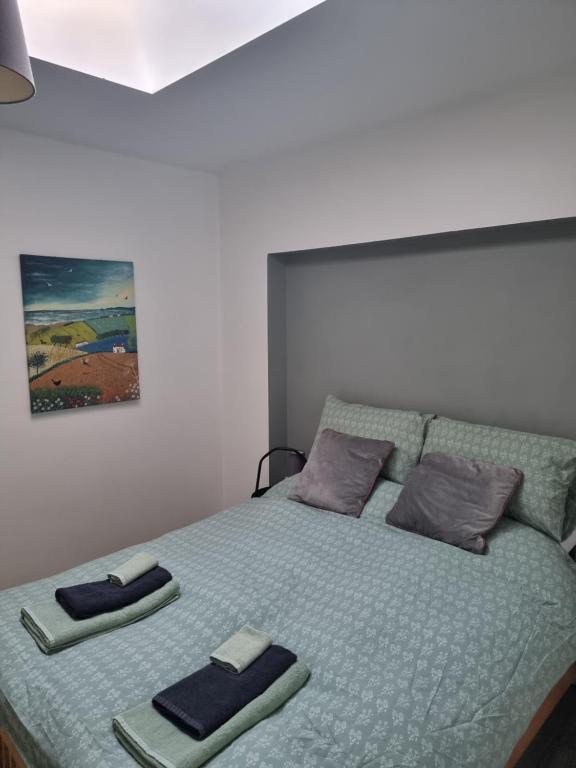 sypialnia z łóżkiem z dwoma ręcznikami w obiekcie Spacious Curragh 2-bed apartment with own entrance w mieście Brownstown Cross Roads