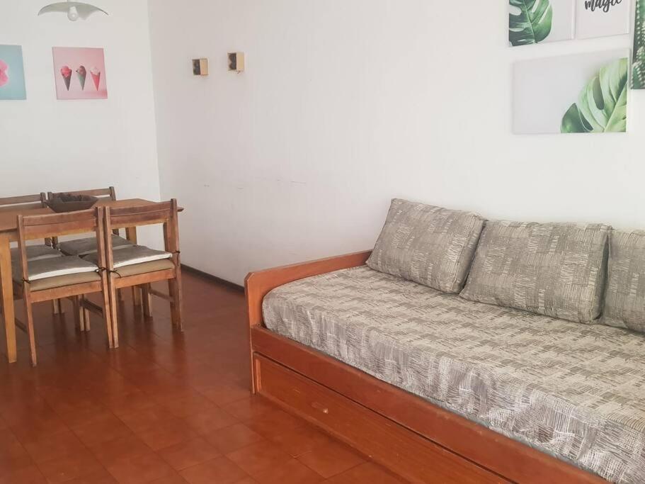 uma sala de estar com um sofá e uma mesa em Departamento pleno centro em Mar del Plata