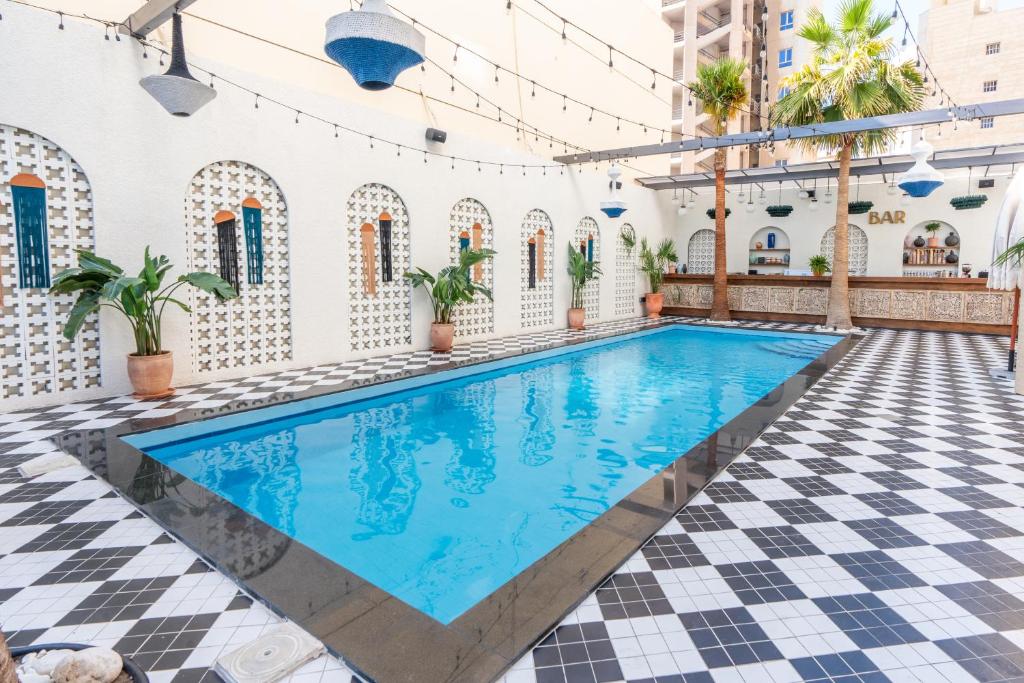Al Salam Hotel في الكويت: حمام سباحة في منزل مع أرضية من البلاط