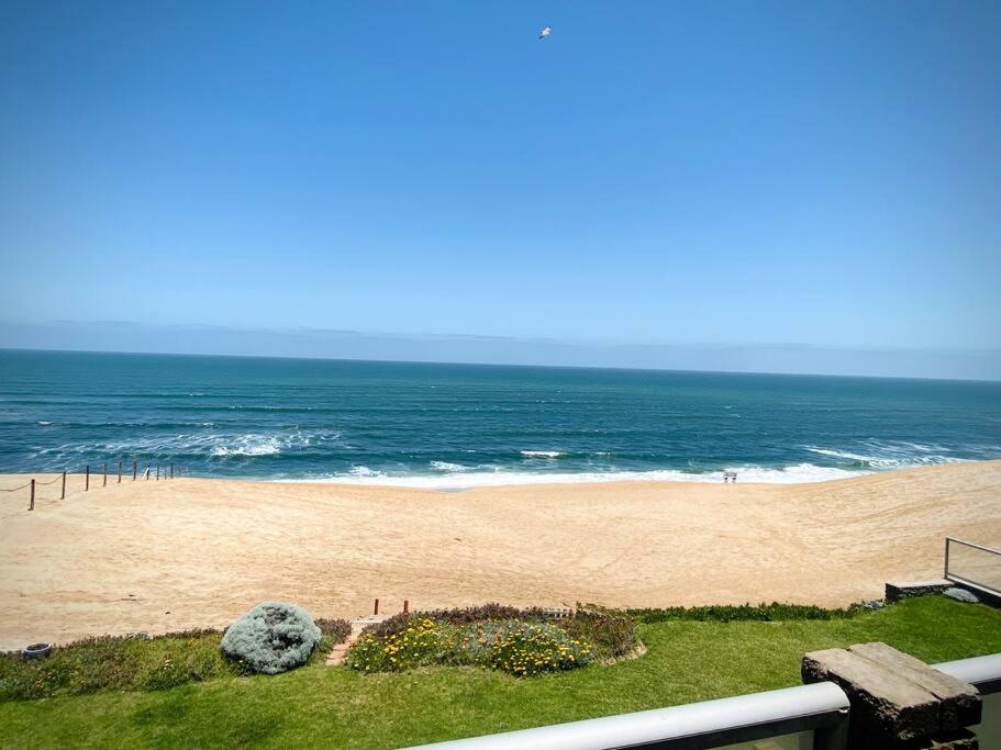 uma vista para a praia e para o oceano em Beachfront 3 bedroom house em Hentiesbaai