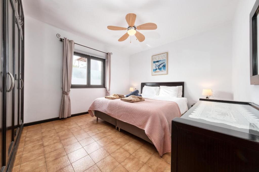 A bed or beds in a room at Casa San Valentin con piscina privada