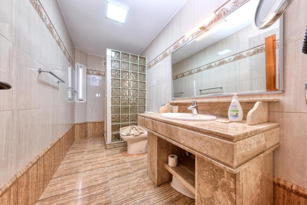 A bathroom at Casa San Valentin con piscina privada