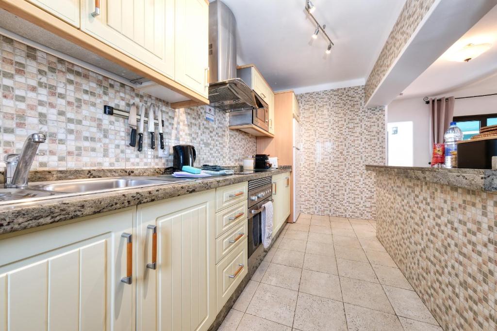 A kitchen or kitchenette at Casa San Valentin con piscina privada