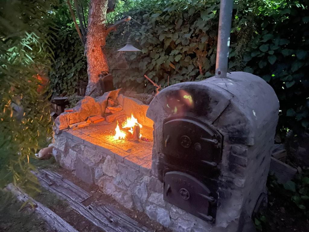 Un horno de piedra con fuego. en Cabaña los Aromos en Maipú