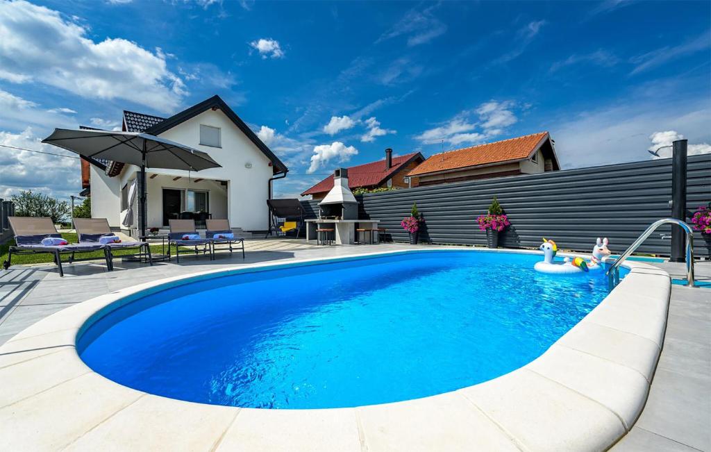einen Pool im Hinterhof eines Hauses in der Unterkunft Stunning Home In Varazdin Breg With Wifi in Varaždin Breg