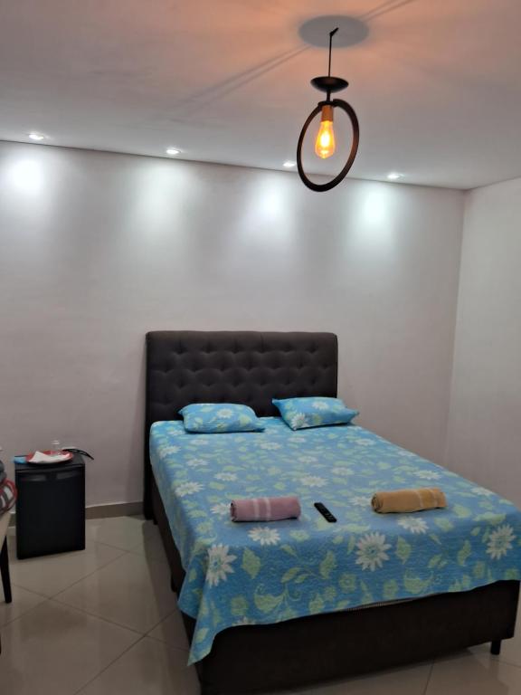 1 dormitorio con 1 cama con 2 almohadas en suite Perto do aeroporto de guarulhosAv Jovita 401, en Guarulhos