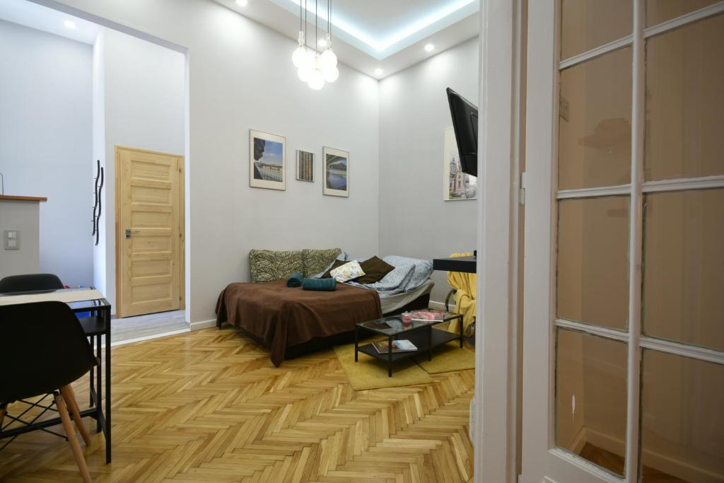 Televízia a/alebo spoločenská miestnosť v ubytovaní SemmiHome Budapest Semmelweis Street
