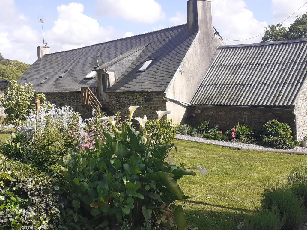an old house with a garden in front of it at Gite à la ferme du chateau in Saint-Dolay