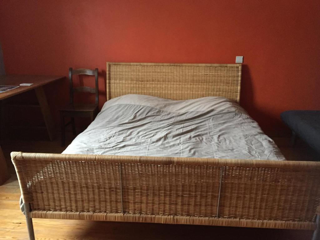 - un lit en osier dans une chambre avec une table dans l'établissement jerome, à Nivezé